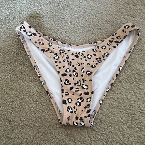 Leopard-print bikini bottoms